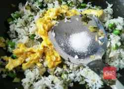 Illustration of how to make pickled cabbage fried rice 8