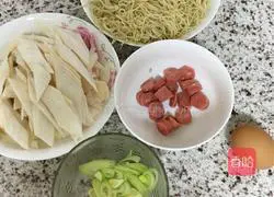 Illustration of how to make fried noodles with king oyster mushroom 1