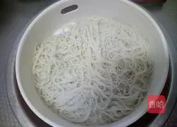 Illustration of how to make noodles with scallion oil 7