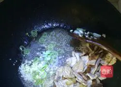 Illustration of how to make fried beans, fried meat and steamed noodles 4