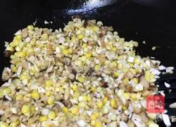 Fresh ginseng Illustration of how to make mushroom and corn fried rice 3