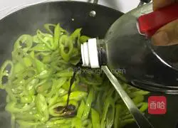 Illustration of how to make lazy green pepper fried meat roll flatbread 8