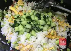 Illustration of how to make Cantonese sausage and egg fried rice 9