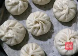 Illustration of how to make Cantonese sausage buns 10