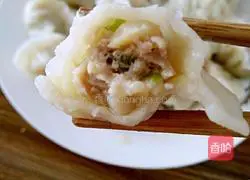 Illustration of how to make scallop, celery and meat dumplings 7