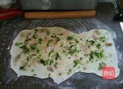 Illustration of how to make fried scallion pancakes 5