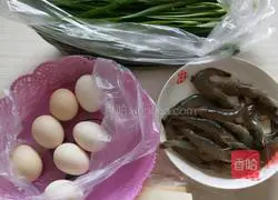 Illustration of how to make leek, egg and shrimp dumplings 1