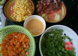 Illustration of how to make fried rice with cured meat and mixed vegetables 2