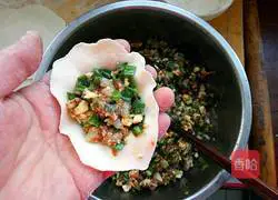 四Illustration of how to make fresh stuffed dumplings 7