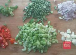  Illustration of how to make stir-fried noodles with diced colored peppers 1