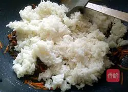 Illustration of how to make seaweed fried rice 9