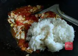 Illustration of how to make tomato and egg fried rice 7