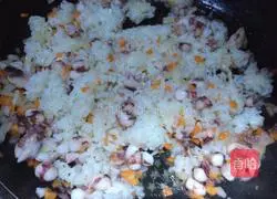 Illustration of how to make fried rice with squid tentacles 6