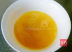 Illustration of how to make glutinous rice dumplings with eggs 2