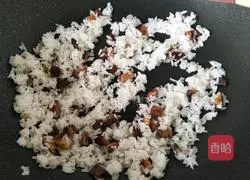 Illustration of how to make fried rice with mushrooms and eggs 7