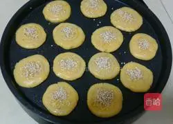 Illustration of how to make sesame and meat floss cakes (electric baking pan version) 9