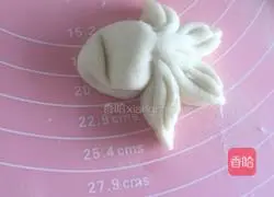 Illustration of how to make goldfish steamed buns 16