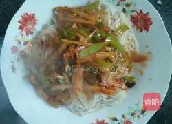 Illustration of how to make noodles with shredded potatoes and chili shreds 10