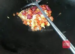 Illustration of how to make carrot, sausage and egg fried rice 3