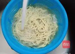 Illustration of how to make ham fried noodles 2