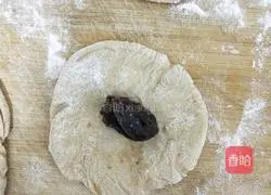 Illustration of how to make steamed buns with brown sugar bean paste filling 10