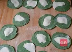 Illustration of how to make two-color parsley dumplings 3