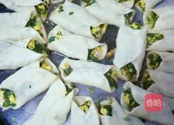 Illustration of how to make pot stickers with an electric baking pan 13