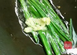 Illustration of how to make leek and pork dumplings 10