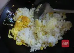 Illustration of how to make egg fried rice 8