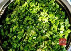 Illustration of how to make leek and egg dumplings 1