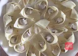 Illustration of how to make shrimp and pork wontons 4