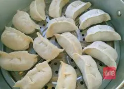 Illustration of how to make cabbage and fungus dumplings 10