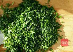 Illustration of how to make mushroom, leek and egg dumplings 3