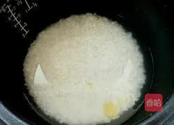 Illustration of how to make braised rice with mushrooms, sausages and potatoes 1