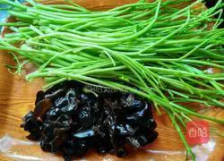 Illustration of how to make celery and pork dumpling stuffing 3