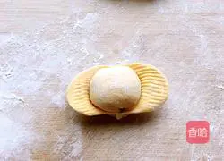 Illustration of how to make golden ingot steamed buns 16
