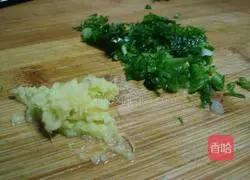 Illustration of how to make celery and pork dumpling stuffing 9