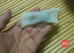 Illustration of how to make spinach and pork wontons 7