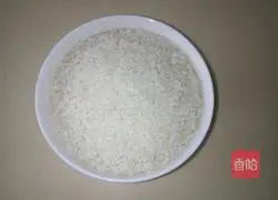 Illustration of how to make carrot and sausage braised rice 1