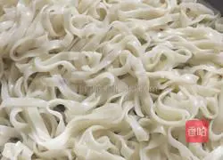 Illustration of how to make fried noodles with carrot and meat floss 3