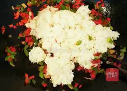 Illustration of how to make double pepper and egg fried rice 6