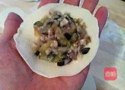 Illustration of how to make eggplant stuffed dumplings 11