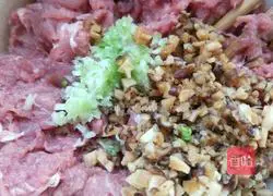 Illustration of how to make pork and mushroom dumpling stuffing 3