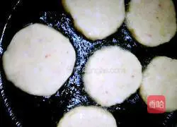 Illustration of how to make pan-fried potato and shrimp cakes 12