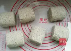 Illustration of how to cut multi-grain steamed buns 9
