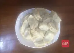 Illustration of how to make three fresh stuffed dumplings 6