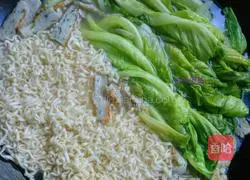 Illustration of how to make fish cake bowl noodles 8