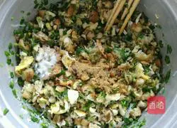 Illustration of how to make leek, egg and mushroom buns 3