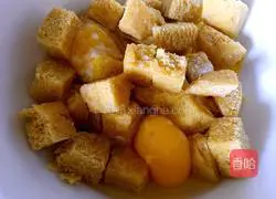 Illustration of how to make fried cornmeal steamed buns 1