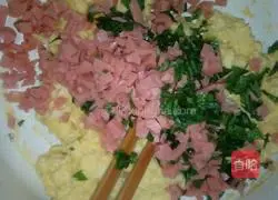 Illustration of how to make celery leaf ham pancakes 4